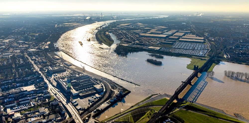 Luftaufnahme Duisburg - Uferbereiche am Rhein Flußverlauf im Ortsteil Friemersheim in Duisburg im Bundesland Nordrhein-Westfalen, Deutschland