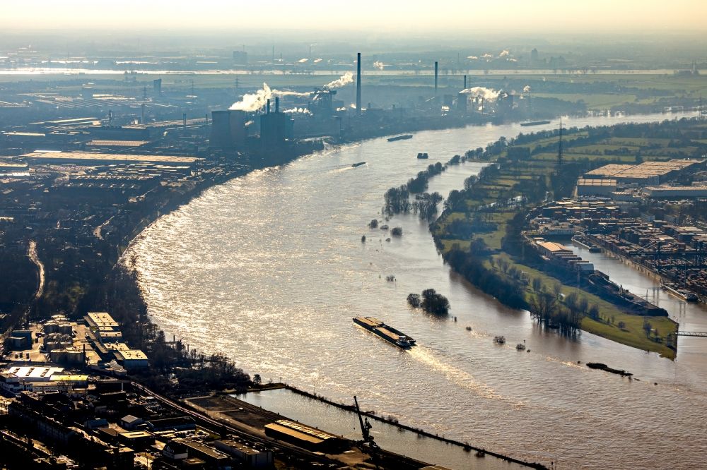 Duisburg von oben - Uferbereiche am Rhein Flußverlauf im Ortsteil Friemersheim in Duisburg im Bundesland Nordrhein-Westfalen, Deutschland