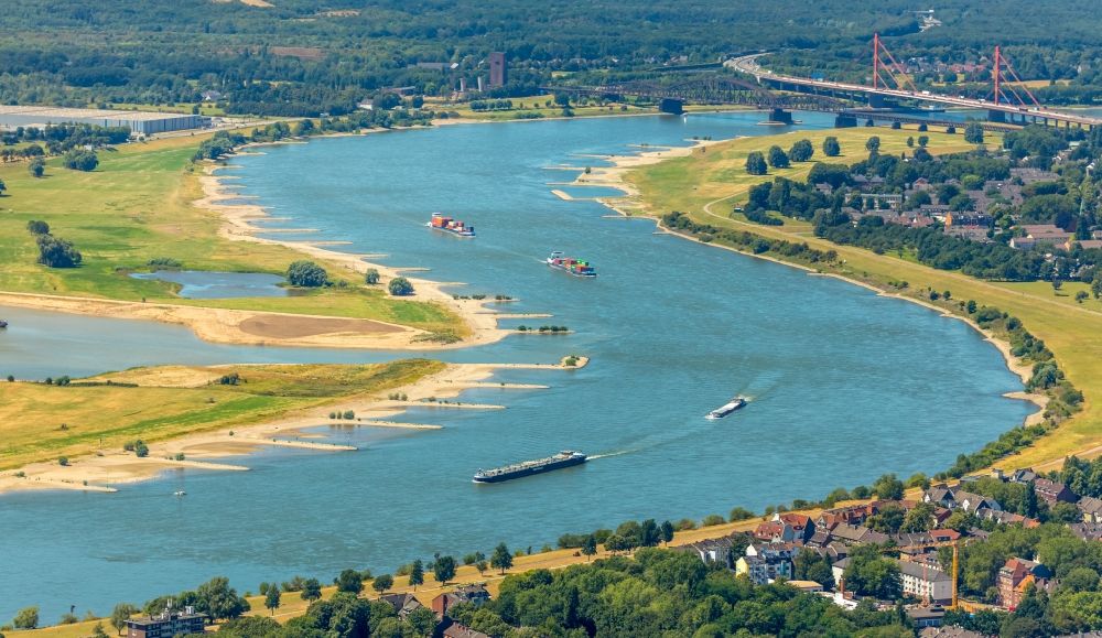 Duisburg von oben - Uferbereiche am des Rhein Flußverlauf im Ortsteil Laar in Duisburg im Bundesland Nordrhein-Westfalen, Deutschland