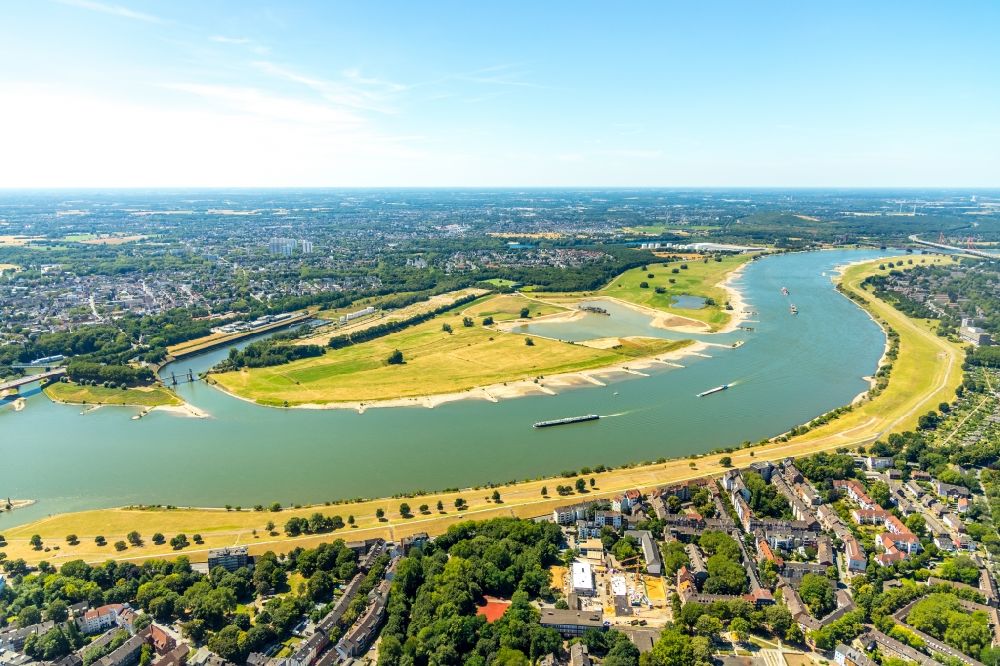 Luftbild Duisburg - Uferbereiche am des Rhein Flußverlauf im Ortsteil Laar in Duisburg im Bundesland Nordrhein-Westfalen, Deutschland