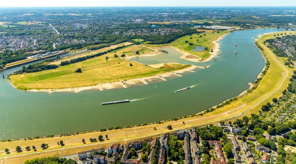 Luftaufnahme Duisburg - Uferbereiche am des Rhein Flußverlauf im Ortsteil Laar in Duisburg im Bundesland Nordrhein-Westfalen, Deutschland