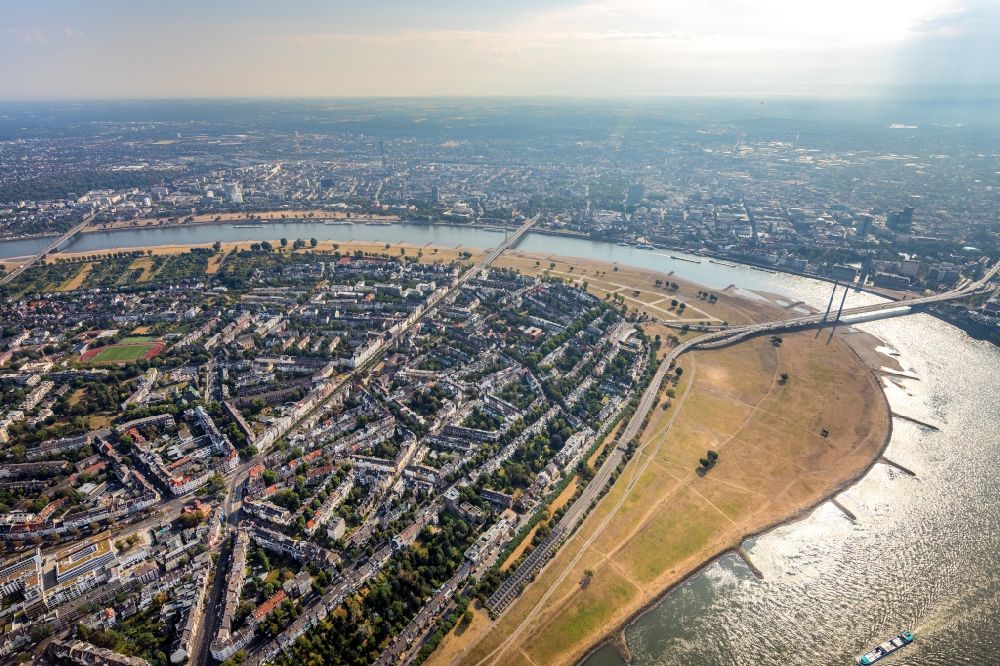 Luftaufnahme Düsseldorf - Uferbereiche am Rhein Flußverlauf im Ortsteil Niederkassel in Düsseldorf im Bundesland Nordrhein-Westfalen, Deutschland