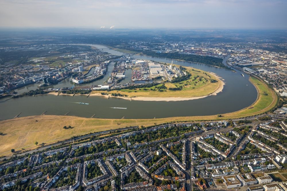 Luftaufnahme Düsseldorf - Uferbereiche am Rhein Flußverlauf im Ortsteil Niederkassel in Düsseldorf im Bundesland Nordrhein-Westfalen, Deutschland