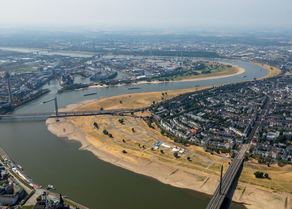 Düsseldorf aus der Vogelperspektive: Uferbereiche am des Rhein Flußverlauf im Ortsteil Oberkassel in Düsseldorf im Bundesland Nordrhein-Westfalen, Deutschland