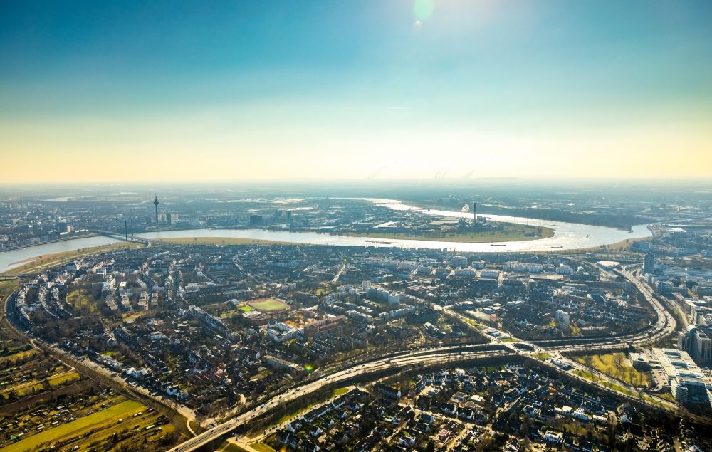 Luftaufnahme Düsseldorf - Uferbereiche am Rhein Flußverlauf im Ortsteil Oberkassel in Düsseldorf im Bundesland Nordrhein-Westfalen, Deutschland