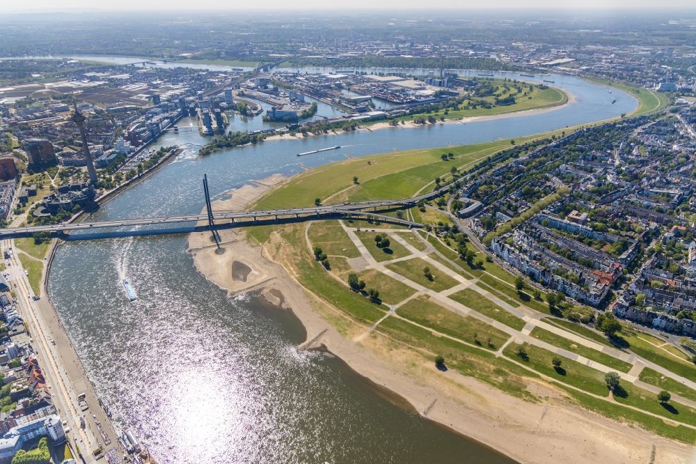 Luftaufnahme Düsseldorf - Uferbereiche am Rhein Flußverlauf im Ortsteil Oberkassel in Düsseldorf im Bundesland Nordrhein-Westfalen, Deutschland