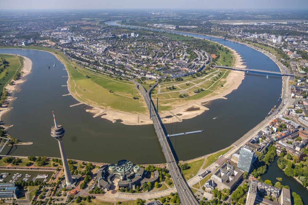 Düsseldorf aus der Vogelperspektive: Uferbereiche am Rhein Flußverlauf im Ortsteil Oberkassel in Düsseldorf im Bundesland Nordrhein-Westfalen, Deutschland