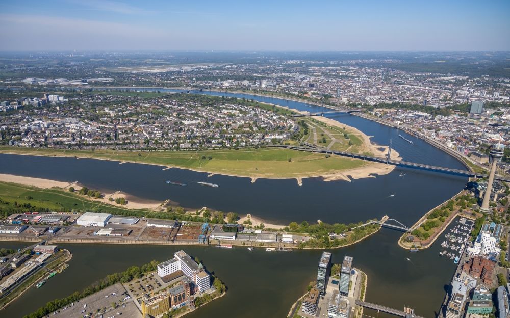 Luftbild Düsseldorf - Uferbereiche am Rhein Flußverlauf im Ortsteil Oberkassel in Düsseldorf im Bundesland Nordrhein-Westfalen, Deutschland