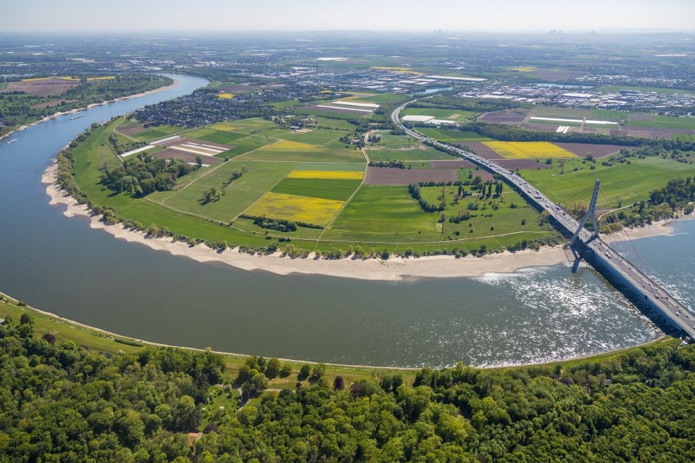Düsseldorf aus der Vogelperspektive: Uferbereiche am Rhein Flußverlauf im Ortsteil Oberkassel in Düsseldorf im Bundesland Nordrhein-Westfalen, Deutschland