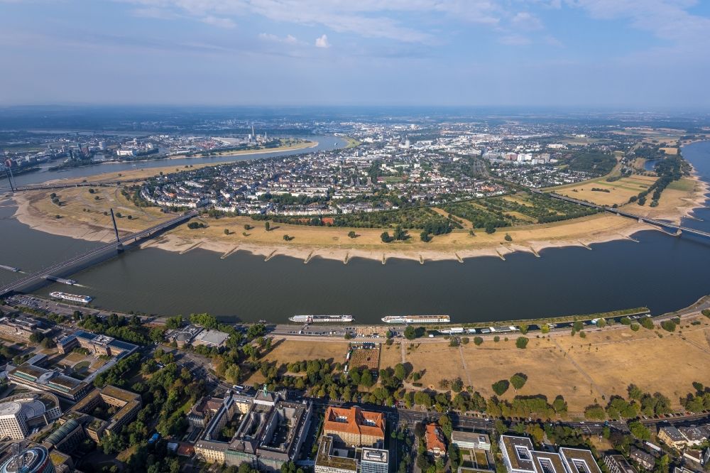 Luftbild Düsseldorf - Uferbereiche am des Rhein Flußverlauf im Ortsteil Oberkassel in Düsseldorf im Bundesland Nordrhein-Westfalen, Deutschland