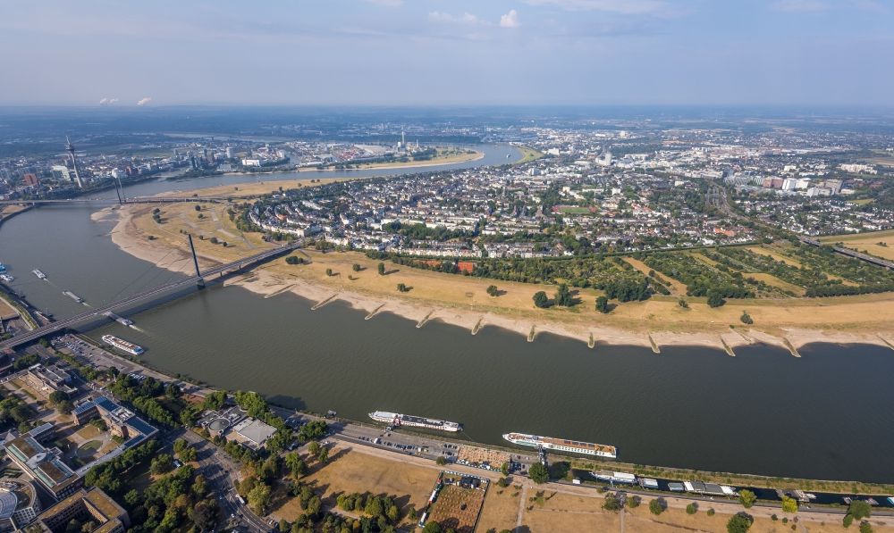 Luftaufnahme Düsseldorf - Uferbereiche am des Rhein Flußverlauf im Ortsteil Oberkassel in Düsseldorf im Bundesland Nordrhein-Westfalen, Deutschland