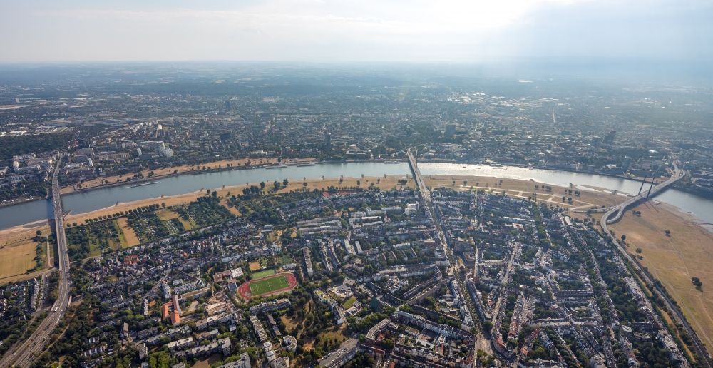 Düsseldorf von oben - Uferbereiche am des Rhein Flußverlauf im Ortsteil Oberkassel in Düsseldorf im Bundesland Nordrhein-Westfalen, Deutschland