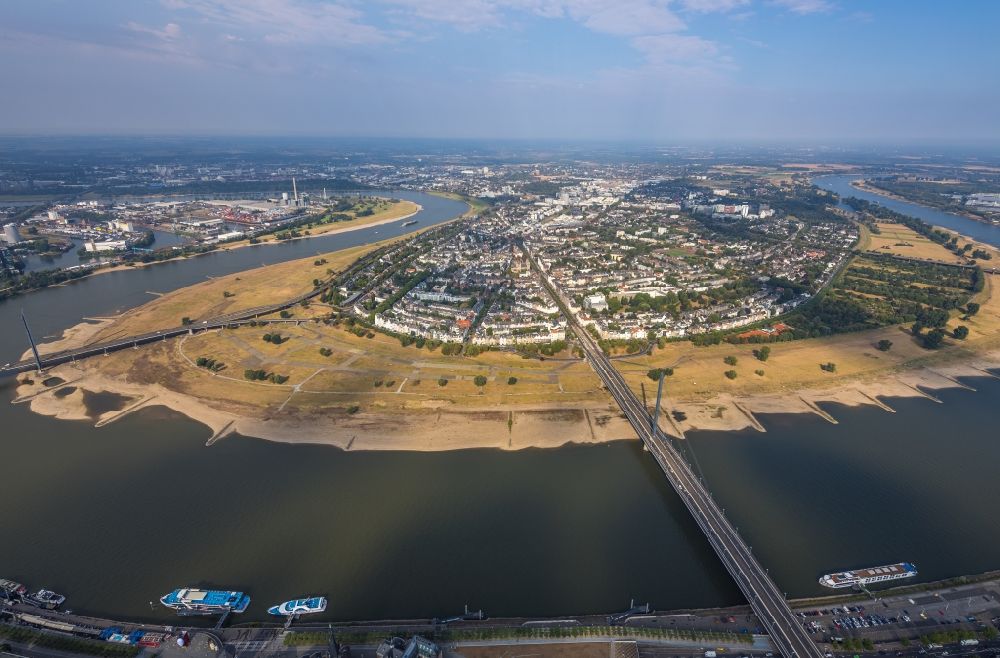 Düsseldorf von oben - Uferbereiche am Rhein Flußverlauf im Ortsteil Oberkassel in Düsseldorf im Bundesland Nordrhein-Westfalen, Deutschland