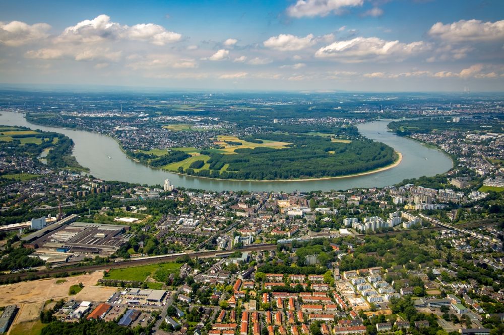Köln aus der Vogelperspektive: Uferbereiche am Rhein Flußverlauf im Ortsteil Porz in Köln im Bundesland Nordrhein-Westfalen, Deutschland