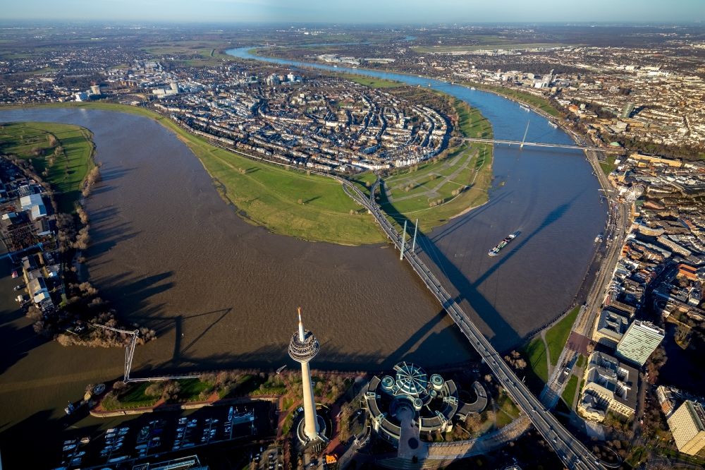 Luftbild Düsseldorf - Uferbereiche am Rhein Flußverlauf im Ortsteil Unterbilk in Düsseldorf im Bundesland Nordrhein-Westfalen, Deutschland