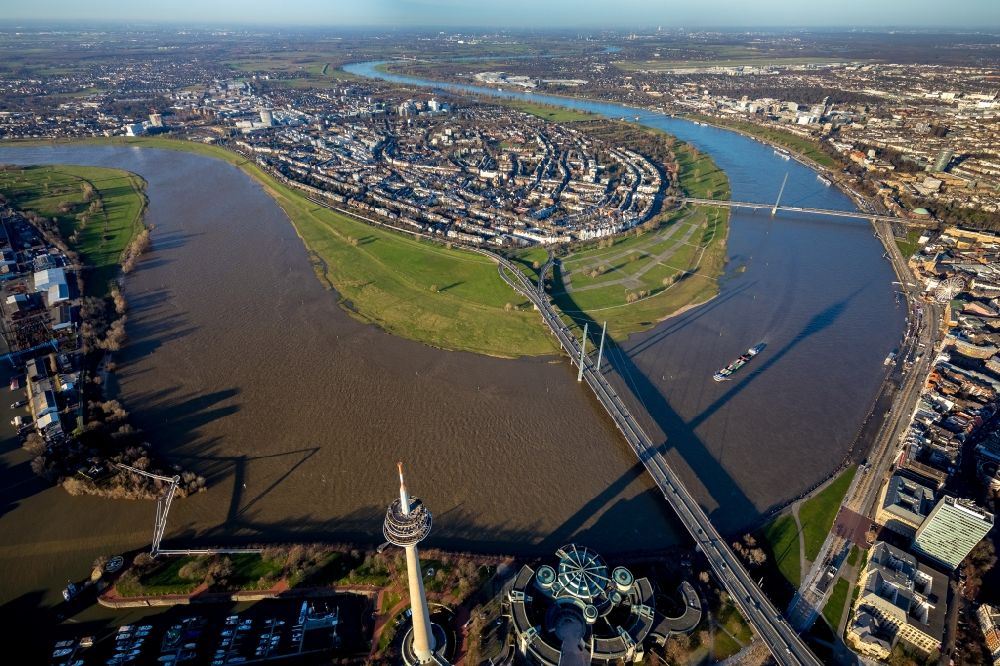 Luftaufnahme Düsseldorf - Uferbereiche am Rhein Flußverlauf im Ortsteil Unterbilk in Düsseldorf im Bundesland Nordrhein-Westfalen, Deutschland