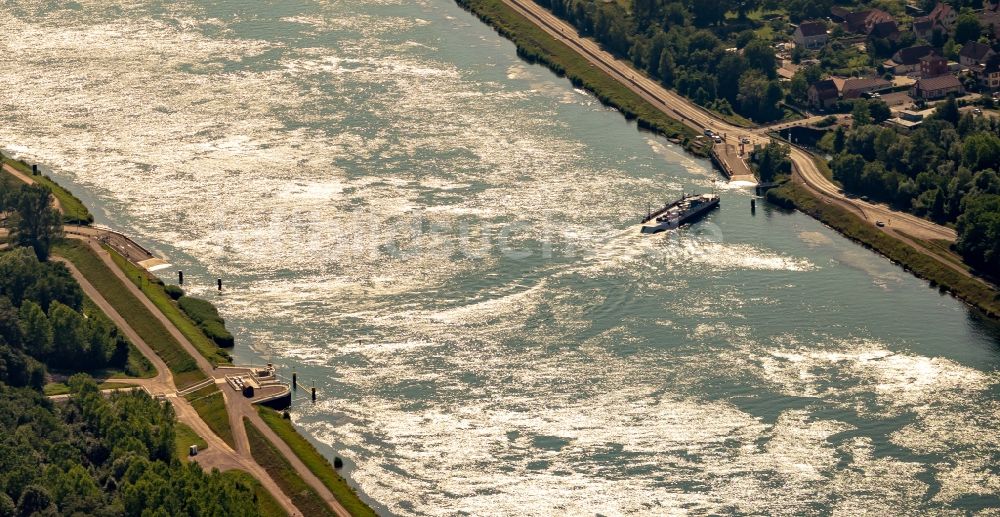 Luftaufnahme Rhinau - Uferbereiche am Rhein Flußverlauf in Rhinau in Grand Est, Frankreich