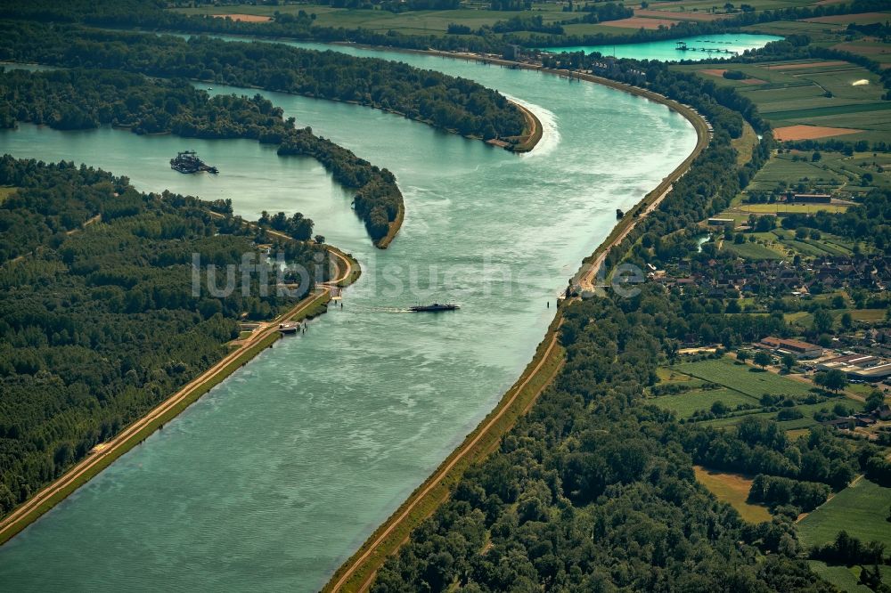 Rhinau aus der Vogelperspektive: Uferbereiche am Rhein Flußverlauf in Rhinau in Grand Est, Frankreich