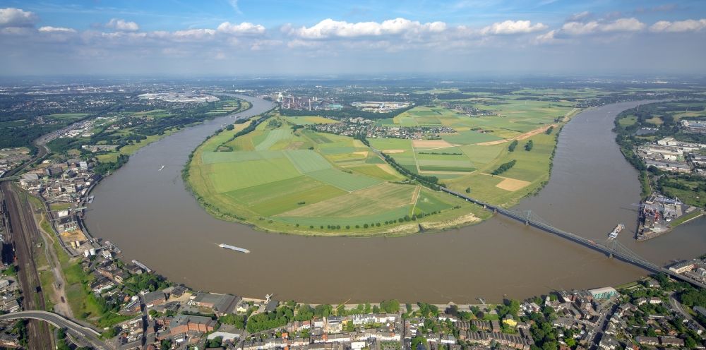 Uerdingen von oben - Uferbereiche am Rhein Flußverlauf in Uerdingen im Bundesland Nordrhein-Westfalen