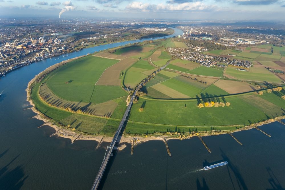 Uerdingen von oben - Uferbereiche am Rhein Flußverlauf in Uerdingen im Bundesland Nordrhein-Westfalen, Deutschland