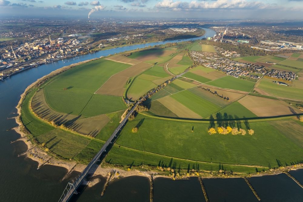 Uerdingen aus der Vogelperspektive: Uferbereiche am Rhein Flußverlauf in Uerdingen im Bundesland Nordrhein-Westfalen, Deutschland