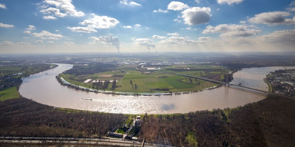 Luftaufnahme Düsseldorf - Uferbereiche des Rhein am Uedesheimer Rheinbogen in Düsseldorf im Bundesland Nordrhein-Westfalen, Deutschland