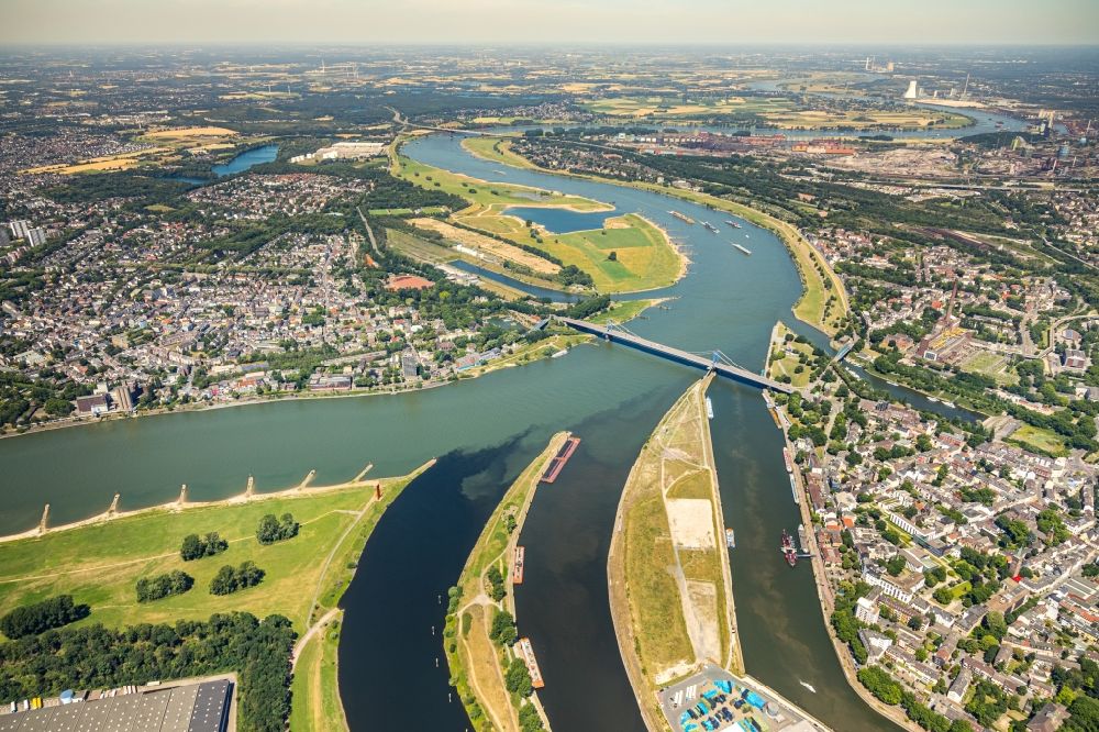 Duisburg von oben - Uferbereiche am Ruhr Flußverlauf in Duisburg im Bundesland Nordrhein-Westfalen, Deutschland