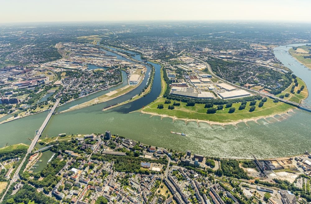 Duisburg aus der Vogelperspektive: Uferbereiche am Ruhr Flußverlauf in Duisburg im Bundesland Nordrhein-Westfalen, Deutschland