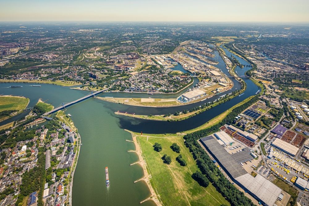 Luftaufnahme Duisburg - Uferbereiche am Ruhr Flußverlauf in Duisburg im Bundesland Nordrhein-Westfalen, Deutschland