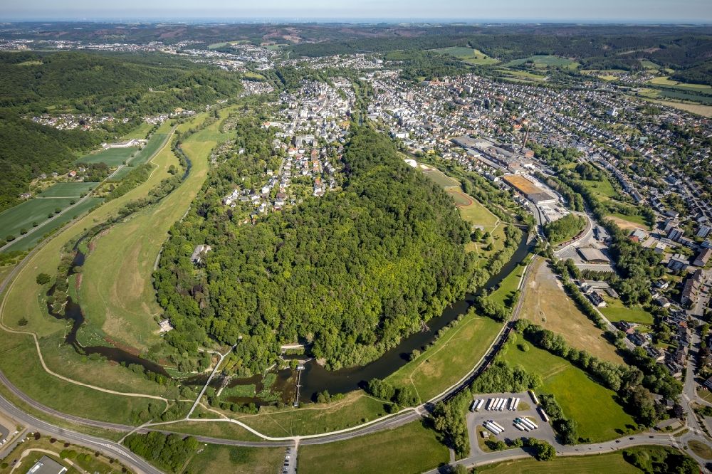 Luftaufnahme Arnsberg - Uferbereiche am Ruhr- Flußverlauf im Ortsteil Wennigloh in Arnsberg im Bundesland Nordrhein-Westfalen, Deutschland