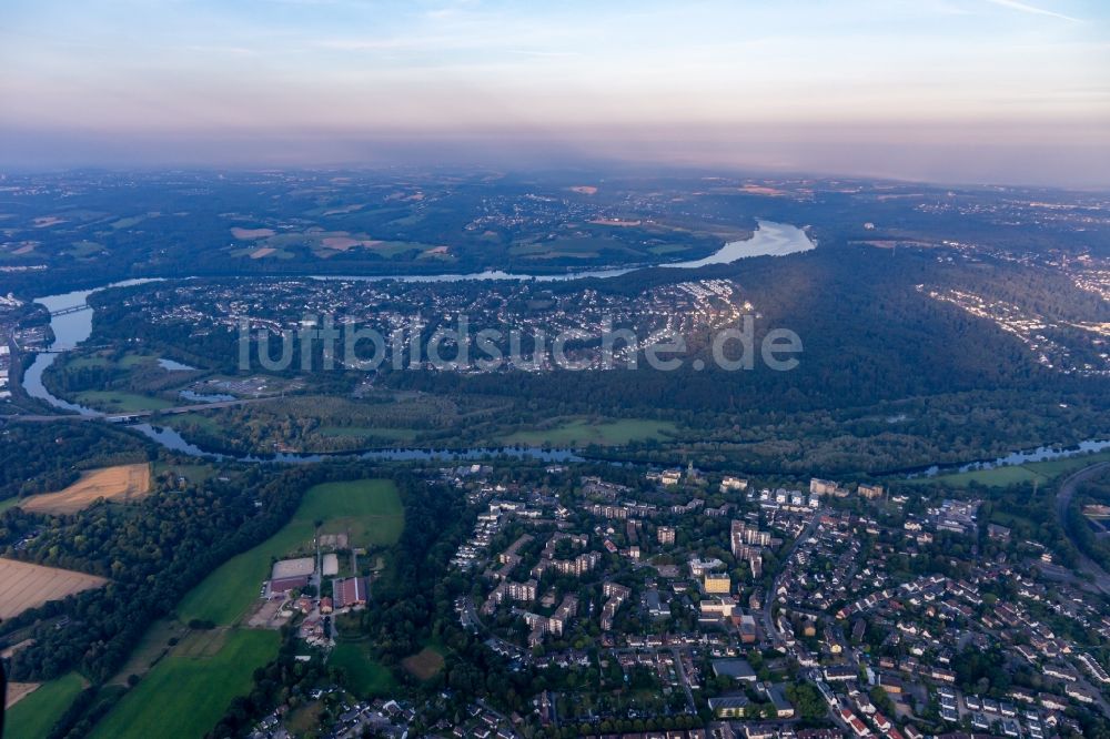 Essen von oben - Uferbereiche am Ruhrbogen der Ruhrhalbinsel Überruhr Flußverlauf in Essen-Hinselim Bundesland Nordrhein-Westfalen