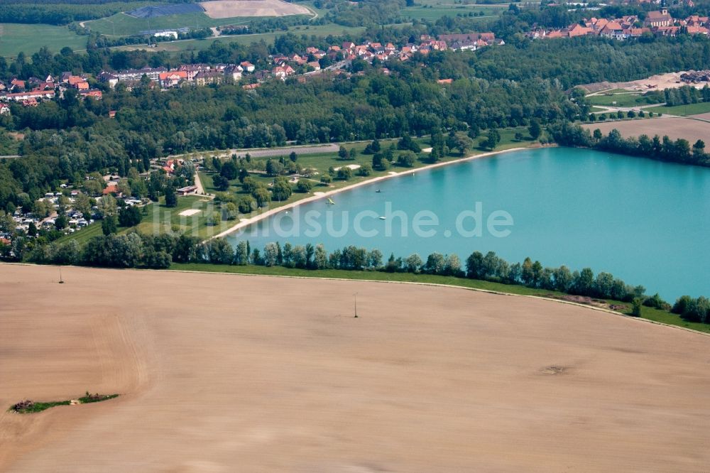 Lauterbourg aus der Vogelperspektive: Uferbereiche am Sandstrand des Freibades Aquapark Alsace in Lauterbourg in Grand Est, Frankreich