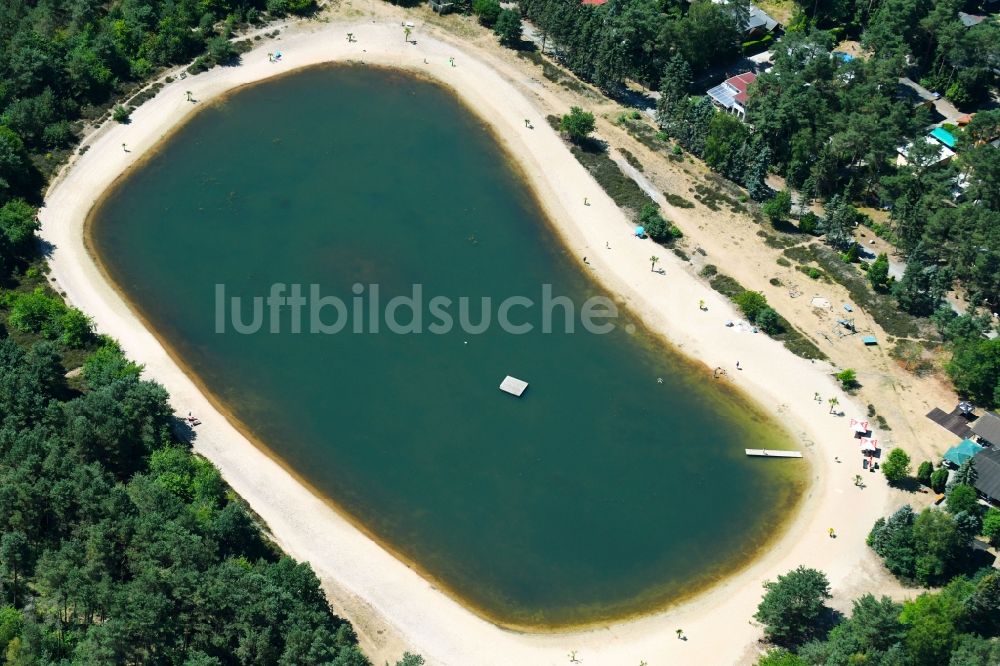 Wesendorf aus der Vogelperspektive: Uferbereiche am Sandstrand des Freibades - Badesee in Wesendorf im Bundesland Niedersachsen, Deutschland
