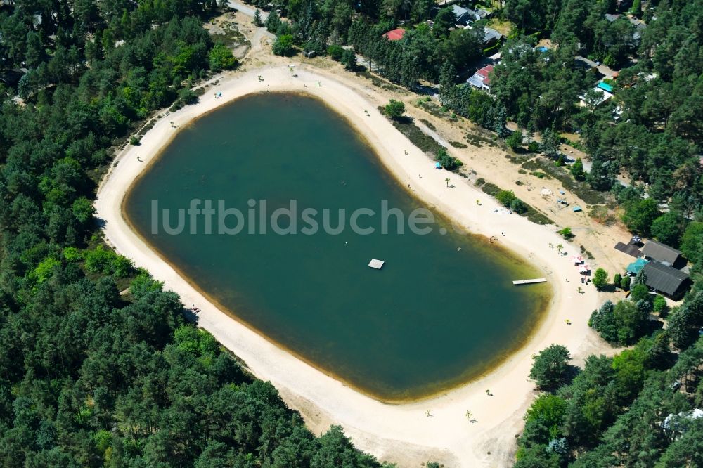 Luftbild Wesendorf - Uferbereiche am Sandstrand des Freibades - Badesee in Wesendorf im Bundesland Niedersachsen, Deutschland