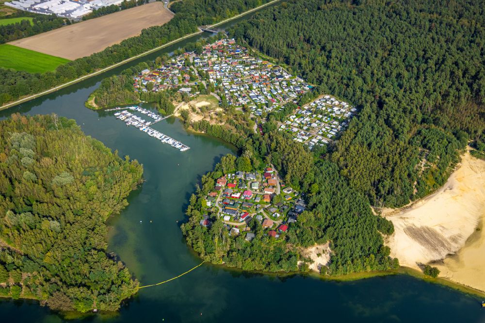Haltern am See von oben - Uferbereiche am Sandstrand des Freibades am Baggersee Flaesheim auch bekannt als Silbersee in Haltern am See im Bundesland Nordrhein-Westfalen, Deutschland
