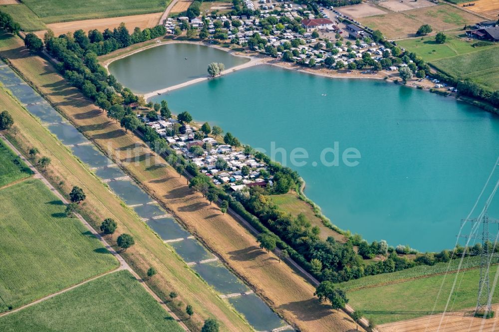 Luftbild Riegel am Kaiserstuhl - Uferbereiche am Sandstrand des Freibades und Camping in Riegel am Kaiserstuhl im Bundesland Baden-Württemberg, Deutschland