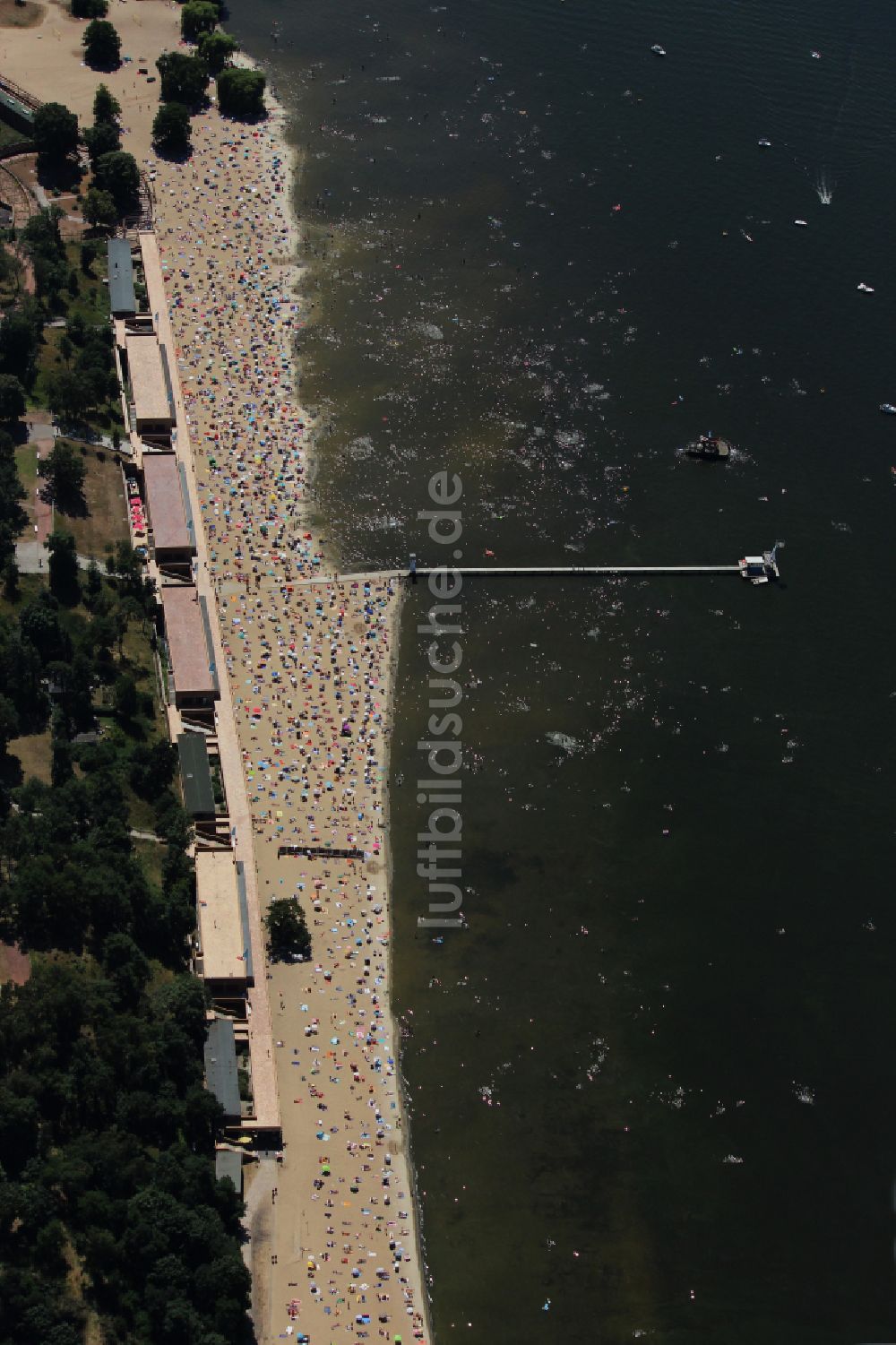 Luftbild Berlin - Uferbereiche am Sandstrand des Freibades Großer Wannsee im Ortsteil Nikolassee in Berlin, Deutschland