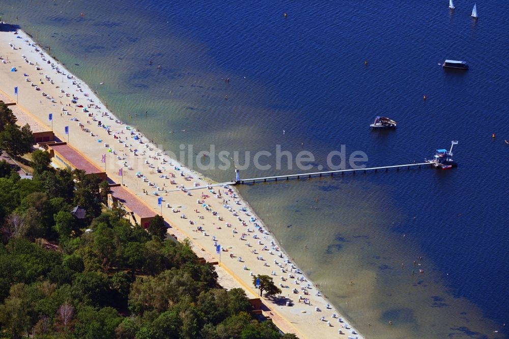 Luftbild Berlin - Uferbereiche am Sandstrand des Freibades Großer Wannsee im Ortsteil Nikolassee in Berlin, Deutschland