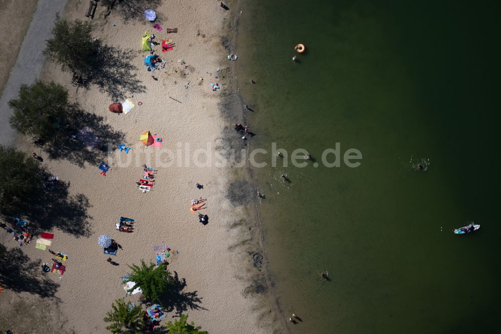 Luftaufnahme Braunschweig - Uferbereiche am Sandstrand des Freibades Heidbergsee in Braunschweig im Bundesland Niedersachsen, Deutschland