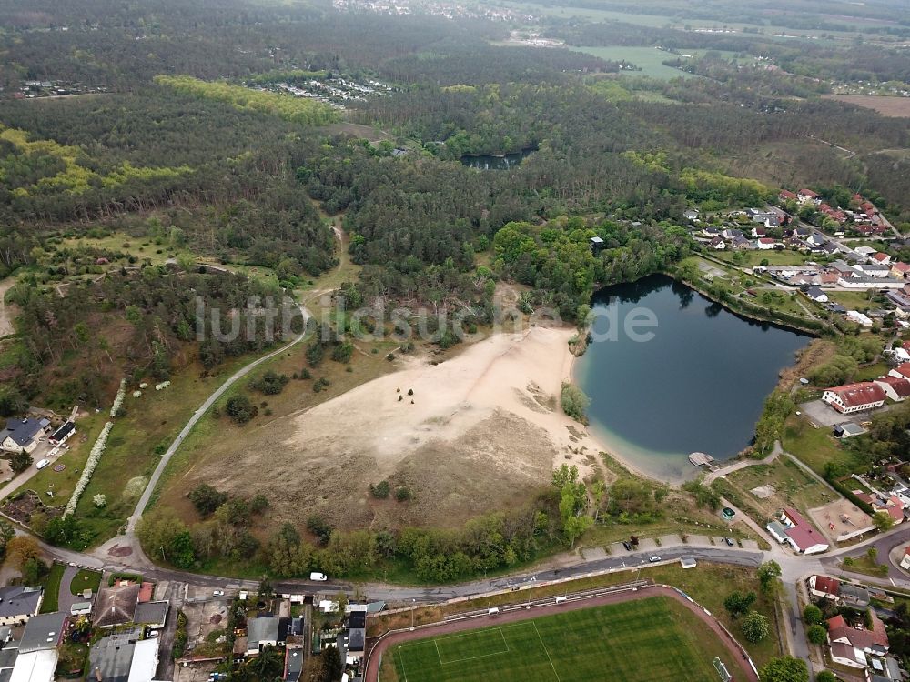 Luftaufnahme Gommern - Uferbereiche am Sandstrand des Freibades am Kulk in Gommern im Bundesland Sachsen-Anhalt, Deutschland