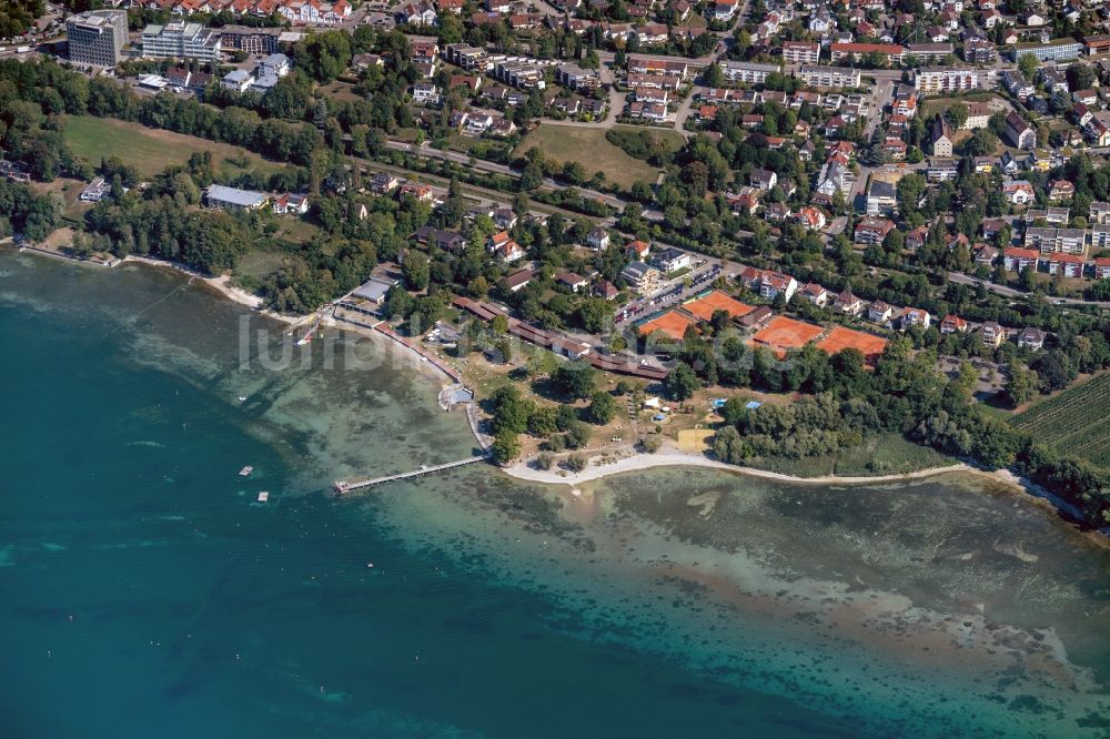 Luftbild Friedrichshafen - Uferbereiche am Sandstrand des Freibades im Ortsteil Seemoos in Friedrichshafen im Bundesland Baden-Württemberg, Deutschland