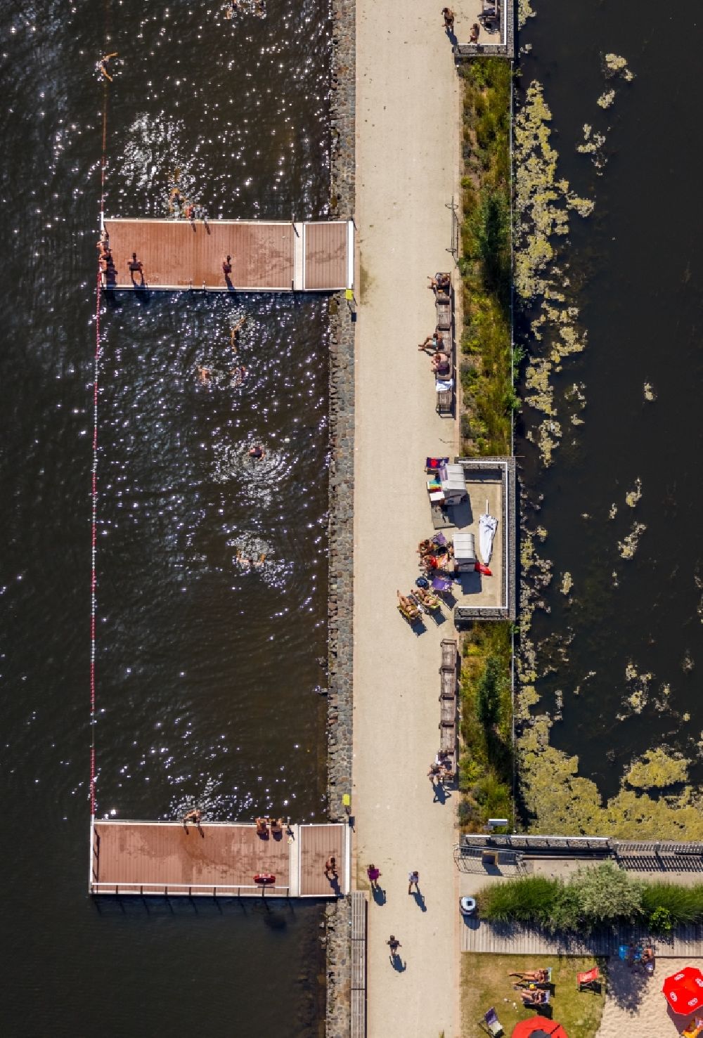 Luftbild Essen - Uferbereiche am Sandstrand des Freibades der Ruhr im Ortsteil Bredeney in Essen im Bundesland Nordrhein-Westfalen, Deutschland