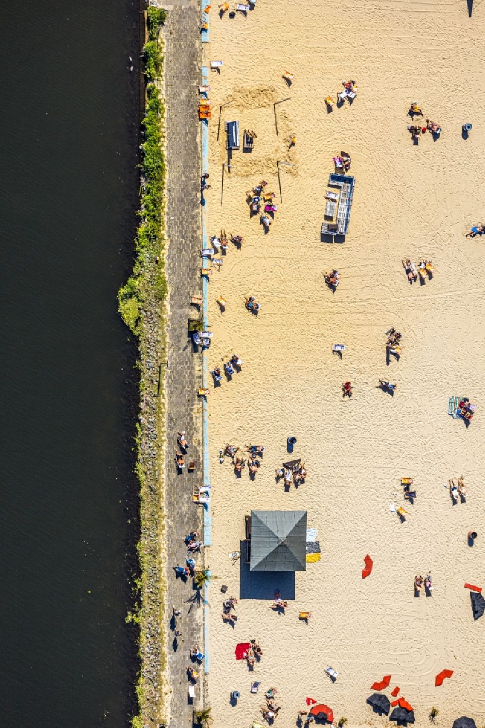 Essen aus der Vogelperspektive: Uferbereiche am Sandstrand des Freibades Seaside Beach Baldeney am Baldeneysee in Essen im Bundesland Nordrhein-Westfalen, Deutschland