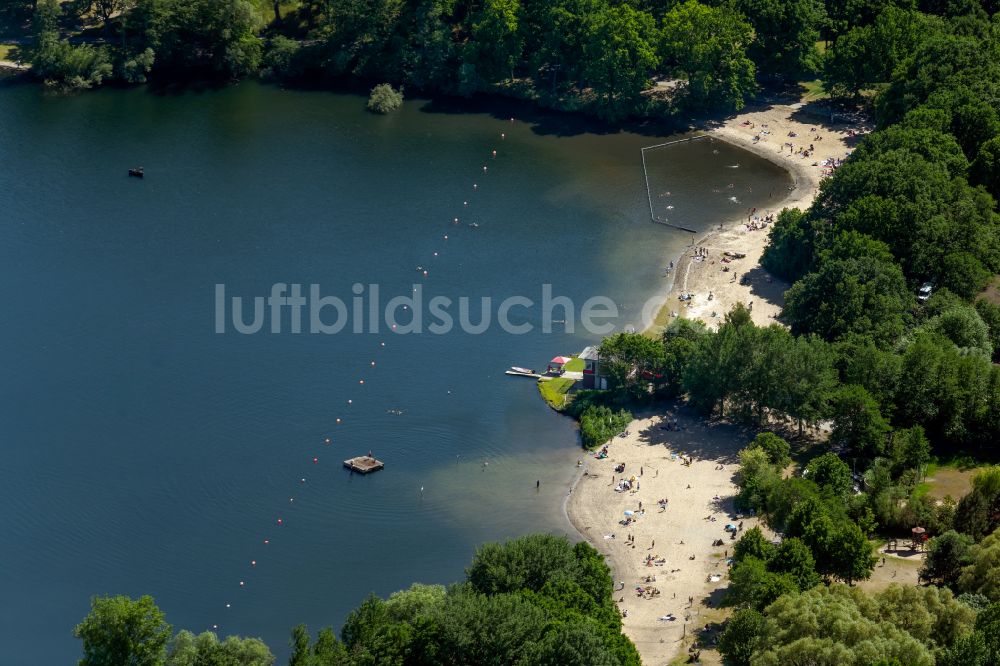 Luftbild Bremen - Uferbereiche am Sandstrand des Freibades Sodenmattsee in Bremen, Deutschland