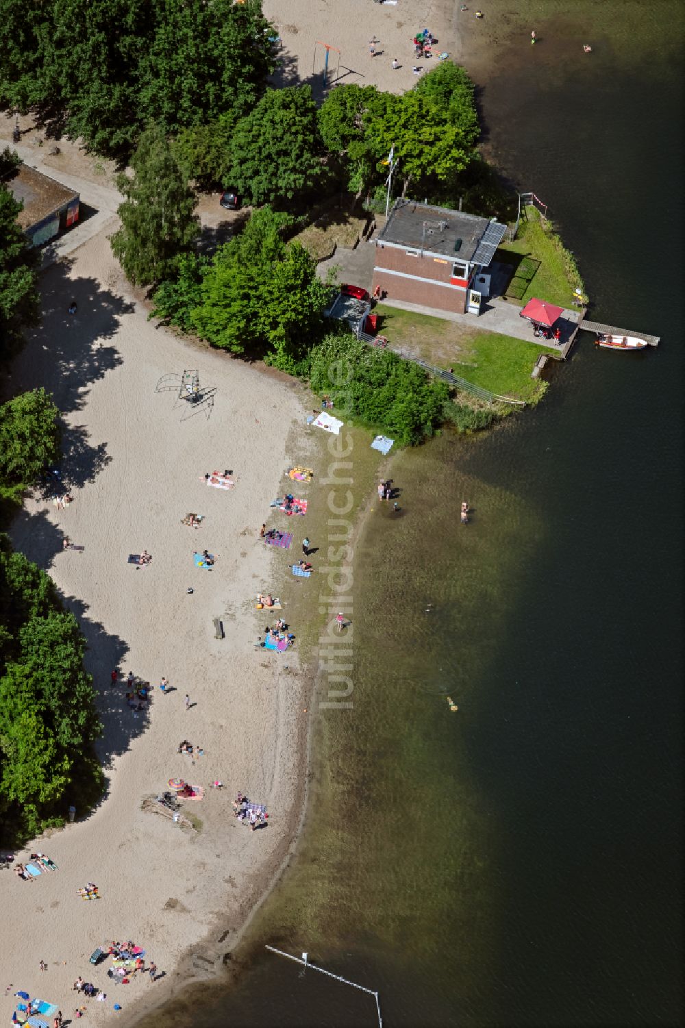 Luftaufnahme Bremen - Uferbereiche am Sandstrand des Freibades Sodenmattsee in Bremen, Deutschland