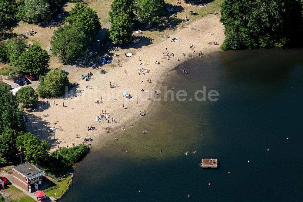 Bremen aus der Vogelperspektive: Uferbereiche am Sandstrand des Freibades Sodenmattsee in Bremen, Deutschland
