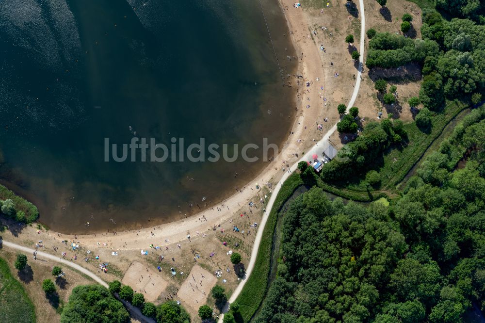 Bremen von oben - Uferbereiche am Sandstrand des Freibades Sportparksee Grambke in Bremen, Deutschland