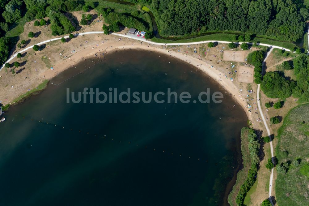 Luftaufnahme Bremen - Uferbereiche am Sandstrand des Freibades Sportparksee Grambke in Bremen, Deutschland