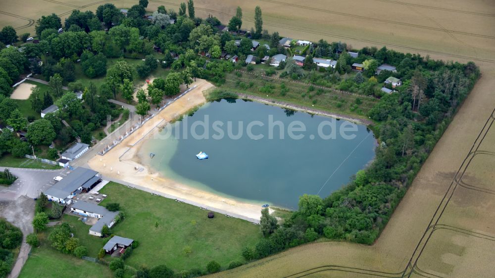 Luftbild Staßfurt - Uferbereiche am Sandstrand des Freibades Strandsolbad in Staßfurt im Bundesland Sachsen-Anhalt, Deutschland