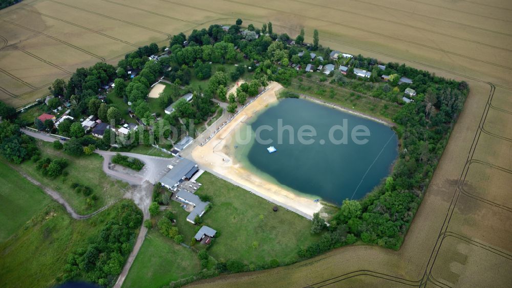 Luftaufnahme Staßfurt - Uferbereiche am Sandstrand des Freibades Strandsolbad in Staßfurt im Bundesland Sachsen-Anhalt, Deutschland